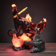 Lade das Bild in den Galerie-Viewer, HERR DER RINGE – Balrog vs. Gandalf – Lampe 41 cm
